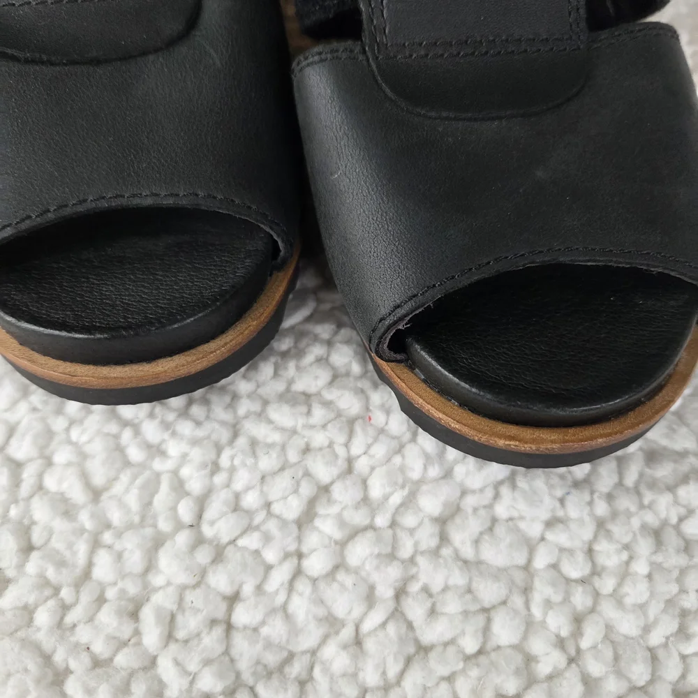 Sorel Joanie Gladiator Leather Wedge Sandals Women's Size 6 Step out in style wi